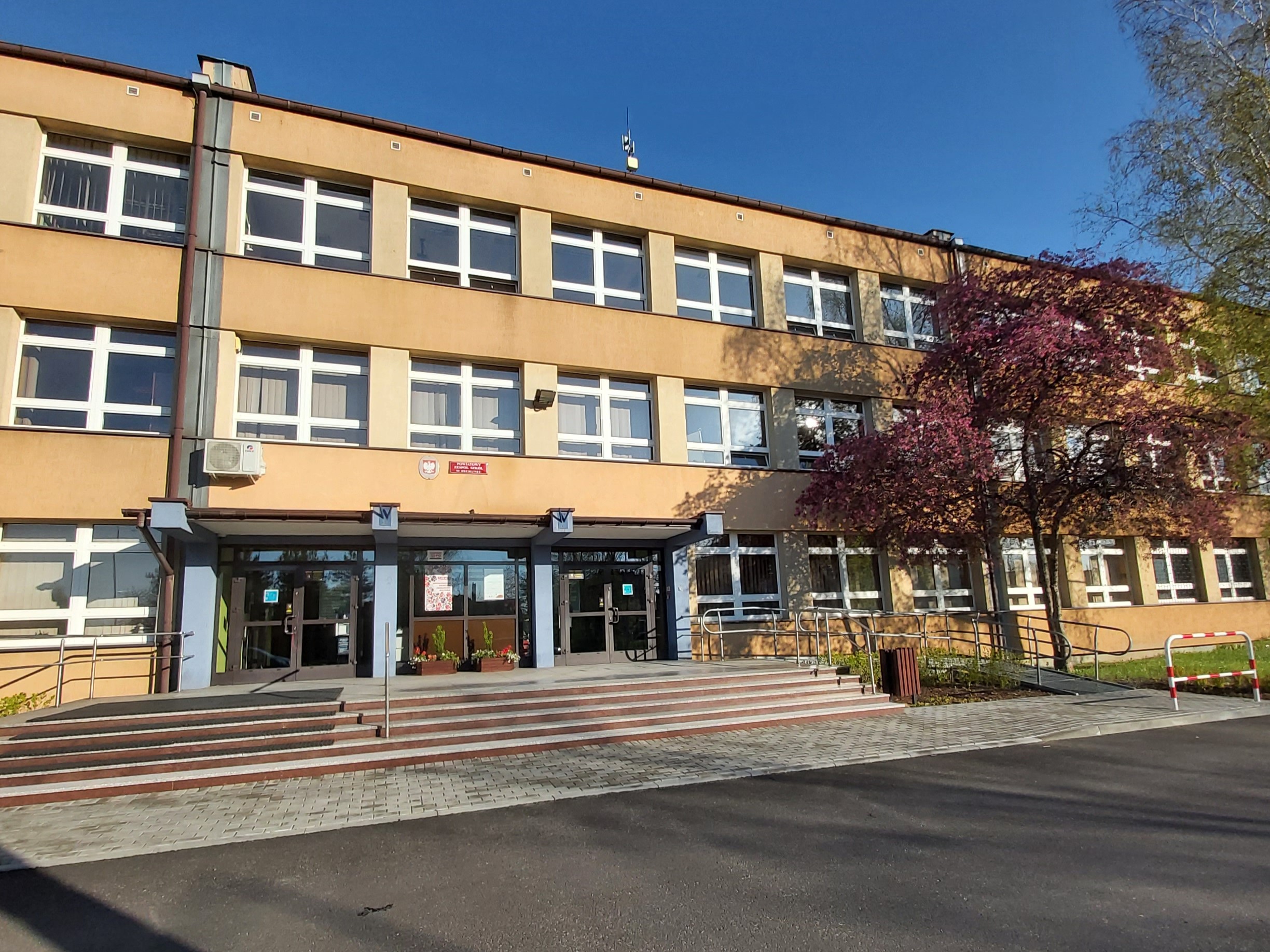 Powiatowy Zespół Szkół w Bieruniu z zewnątrz